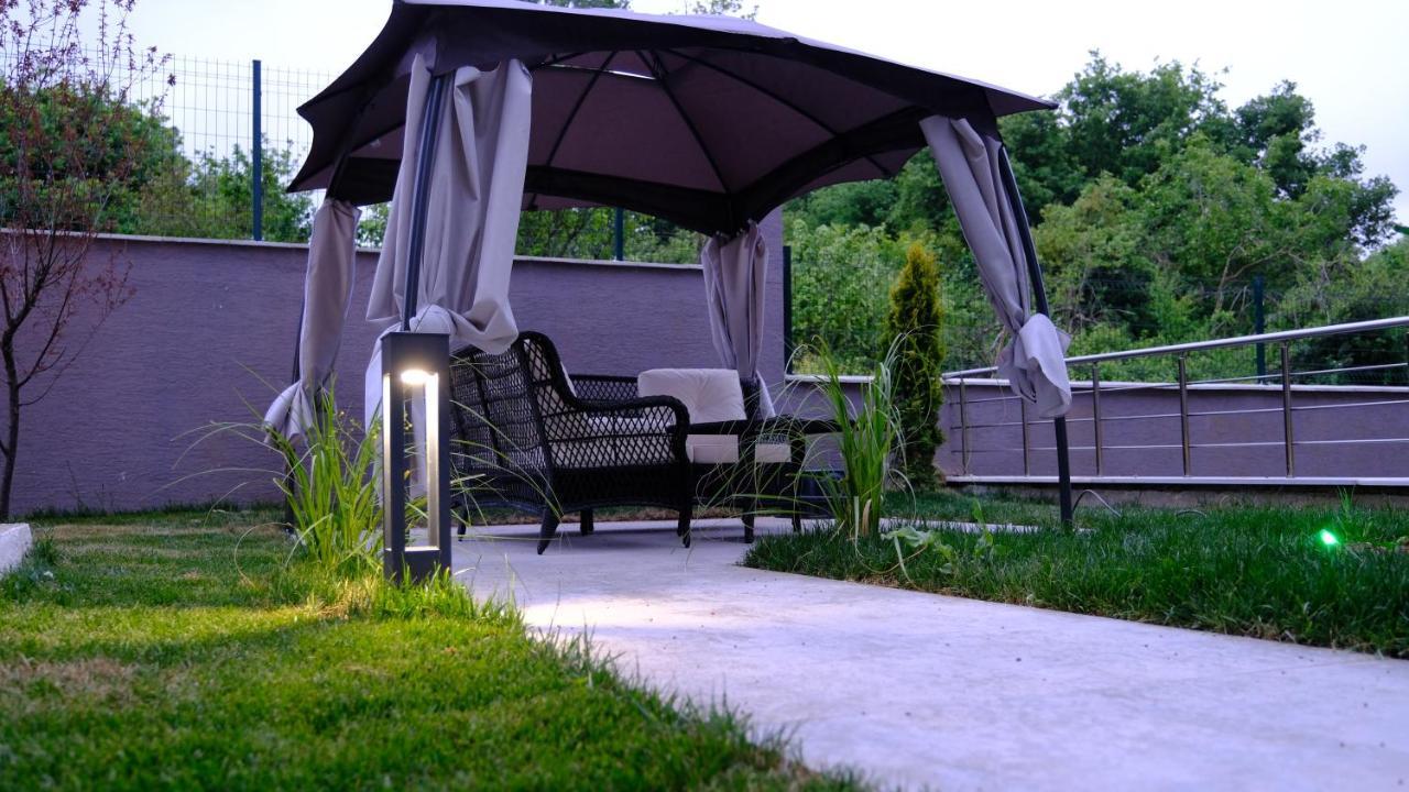 Flower City Suits Aparthotel ยาโลวา ภายนอก รูปภาพ